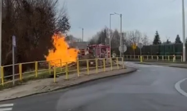 Kula ognia na drodze w Kunowie. Zapłon gazu podczas prac Fot.: Facebook/Płomień wydobywający się z uszkodzonego przyłącza gazowego na jezdni w Kunowie – do groźnego zapłonu doszło podczas prac ziemnych, jedna osoba została ranna