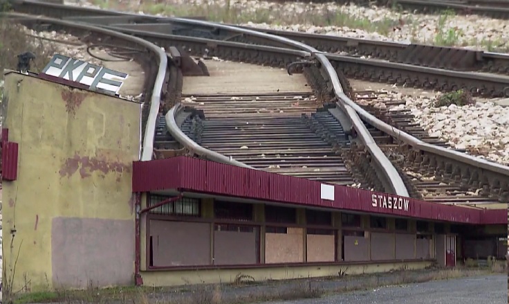Staszów bez kolei od 2000 roku. Radni mówią „dość wykluczeniu”! Stacja kolejowa w Staszowie od ponad 20 lat obsługuje wyłącznie ruch towarowy. Samorząd chce przywrócenia połączeń pasażerskich.