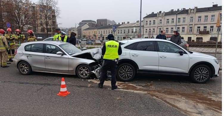 Jedno najechanie, tysiące kierowców w korku Fot.: Policja /Wypadek na al. IX Wieków Kielc w pobliżu Świętokrzyskiego Urzędu Wojewódzkiego spowodował duże utrudnienia w porannym ruchu.