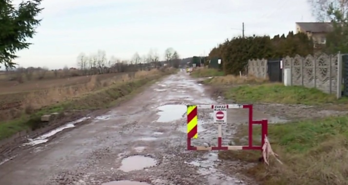 Droga, która zablokowała pensje. Finansowy klincz w gminie Górno Fot.: YouTube/Spór o inwestycje w gminie Górno doprowadził do kryzysu finansowego, który uderza w nauczycieli i pracowników oświaty.