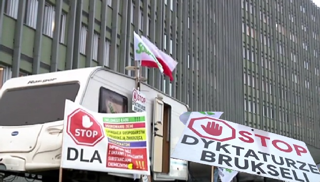 Rolnicy wyszli na ulice Kielc. Chodzi o przyszłość gospodarstw Protest rolników przed Urzędem Wojewódzkim w Kielcach - członkowie ZZR „Solidarność” domagają się zmian w polityce rolnej i ograniczenia importu żywności.