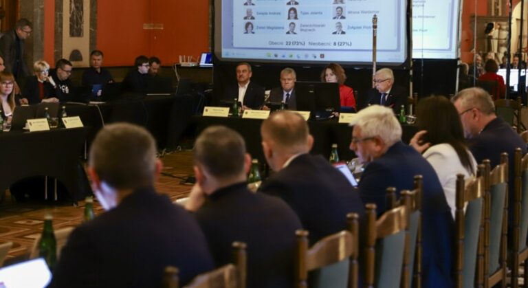 Miliony długu, wstrzymane leczenie. Sejmik o dramacie świętokrzyskich szpitali Fot.: UMWŚ/Nadzwyczajna sesja sejmiku województwa świętokrzyskiego w Wojewódzkim Domu Kultury w Kielcach poświęcona była trudnej sytuacji finansowej regionalnych szpitali i wstrzymaniu części zabiegów planowych.