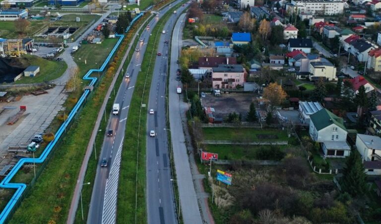 S74 przez Kielce wchodzi w decydującą fazę. Co dalej z inwestycją? Droga ekspresowa S74 ma odciążyć Kielce od ruchu tranzytowego i zmienić komunikację w mieście.