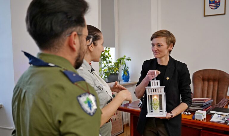 Płomień z Betlejem w Kielcach. Harcerze przekazali Światło Pokoju Fot.: UM Kielce/Betlejemskie Światło Pokoju odebrane przez władze Kielc to symbol nadziei, który już wkrótce trafi do mieszkańców miasta.