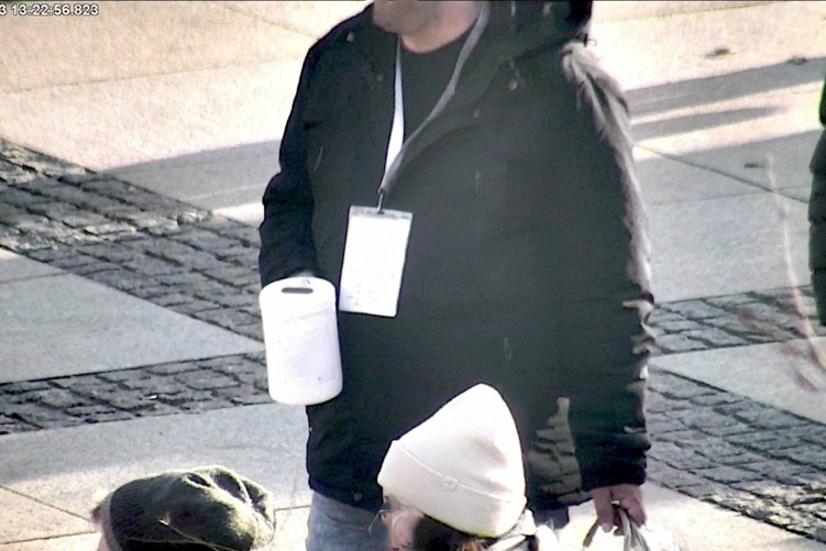 Z puszki do etui telefonu. Monitoring ujawnił nieuczciwego wolontariusza Fot.: Straż Miejska/Mężczyzna zbierający datki na leczenie chorego dziecka został zatrzymany po tym, jak monitoring miejski zarejestrował moment wyjmowania pieniędzy z puszki