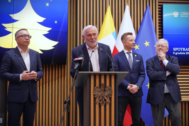 Świąteczne spotkanie u wojewody. Politycy i samorządowcy przy jednym stole Świąteczne spotkanie u wojewody Józefa Bryka połączyło parlamentarzystów, samorządowców i media w refleksji nad mijającym rokiem i bezpieczeństwem regionu.