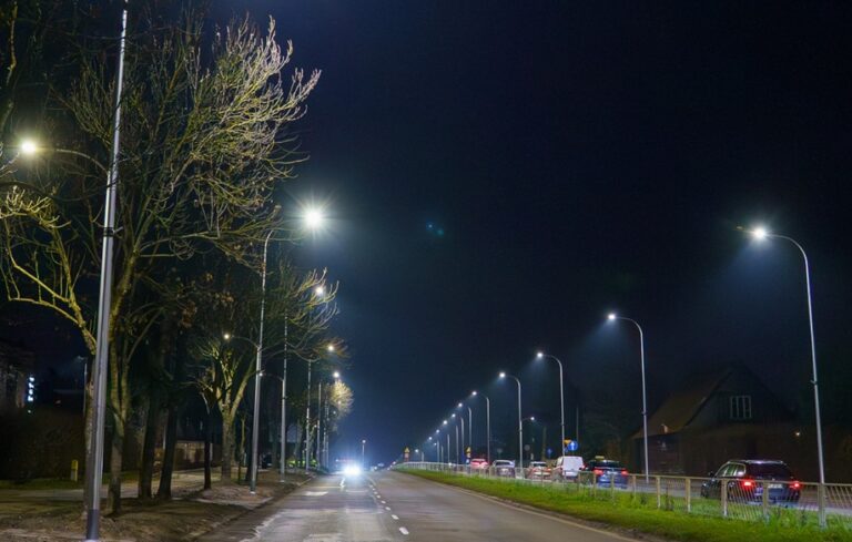 Duża zmiana na Tarnowskiej. Nowe słupy i LED-y już działają Fot. MZD Ulica Tarnowska wreszcie oświetlona i to ekologicznie. Mieszkańcy chwalą sobie zmiany, bo przede wszystkim jest bezpiecznie.