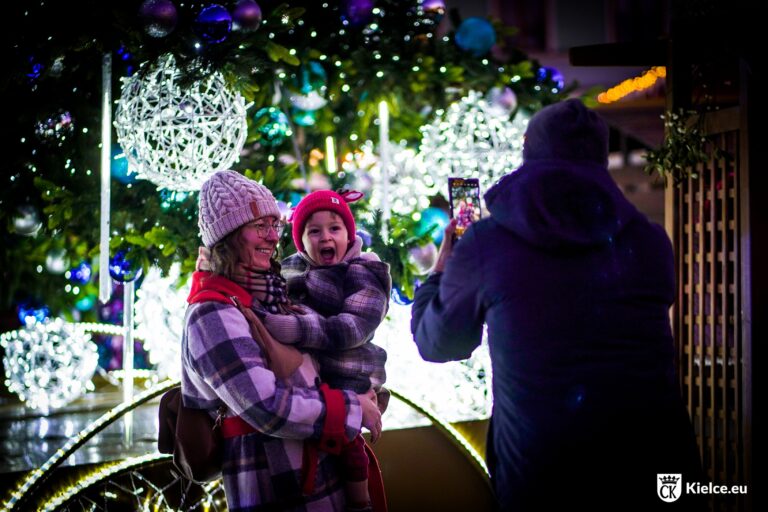 Magiczny Jarmark w Kielcach. Dziewięć dni świateł, smaków i muzyki Fot. kielce.eu Kielecki Rynek zamienia się w świąteczne miasteczko pełne światła, muzyki i wyjątkowych atrakcji podczas dziewięciodniowego Jarmarku Świątecznego.