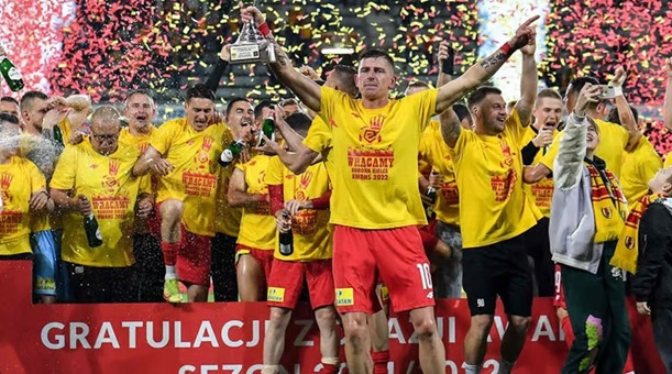 Korona warta ponad 13 mln euro! Jest nowy lider wartości Fot.: Korona Kielce Aktualizacja Transfermarkt wywróciła tabelę Korony Kielce – jedni piłkarze wystrzelili z wartościami, inni zanotowali bolesne spadki. Liderem został Tamar Svetlin, dziś wart już 1,5 mln euro.