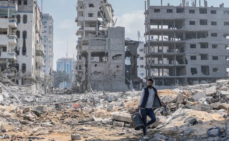 Wstrząsające obrazy w centrum Kielc Fot.: PAH/Zdjęcie ilustracyjne Plenerowa wystawa „Cisza, która krzyczy” w Kielcach pokazuje codzienność cywilów - zwłaszcza dzieci - w ogarniętej wojną Strefie Gazy.