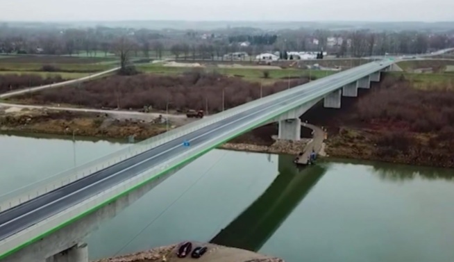 Ciszej, bezpieczniej, lepiej. Obwodnica Nowego Korczyna gotowa Fot.: YouTube/Scrin Nowa obwodnica Nowego Korczyna wyprowadziła tranzyt z centrum i przyniosła mieszkańcom długo wyczekiwany spokój.