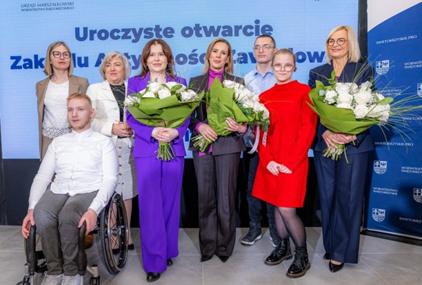 Pierwsza Dama w Busku-Zdroju. Historyczne otwarcie innowacyjnego ZAZ-u Pierwsza Dama Marta Nawrocka podczas otwarcia unikatowego w skali kraju Zakładu Aktywności Zawodowej w Busku-Zdroju, łączącego rehabilitację z profilem hotelowym.