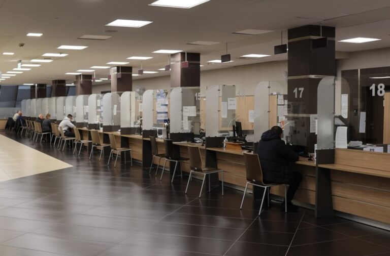 Setki zmarnowanych terminów. Rejestracja pojazdów ma poważny problem Fot.: PowiatKielecki/Setki wizyt w rejestracji pojazdów przepadają, bo mieszkańcy nie odwołują terminów