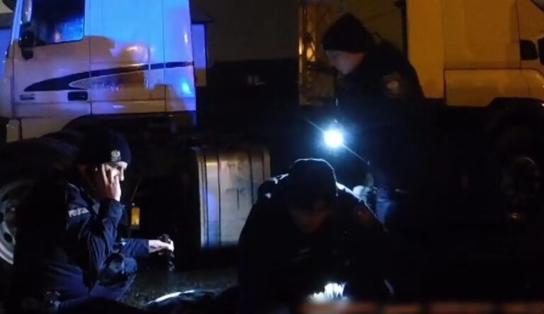 Dożywotni zakaz, alkohol i ucieczka. Szalony rajd w Kielcach Rozbity opel na ulicy Kolberga w Kielcach - tutaj zakończył się nocny pościg za 38-latkiem, który uciekał przed policją, będąc pijanym i objętym dożywotnim zakazem prowadzenia.