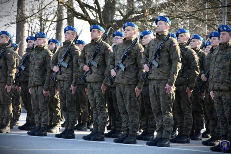 Od cywila do żołnierza. Nowi żołnierze złożyli przysięgę w Kielcach 58 żołnierzy złożyło uroczystą przysięgę w Centrum Przygotowań do Misji Zagranicznych w Kielcach