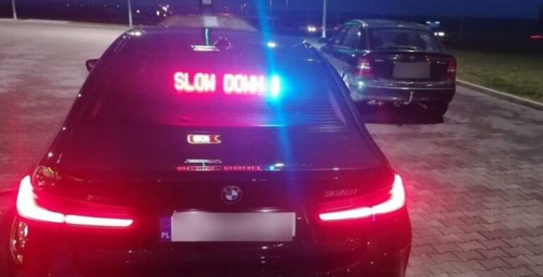 Fot.: Policja 58-latek miał ponad 3 promile alkoholu. Tłumaczył, że jechał na lotnisko