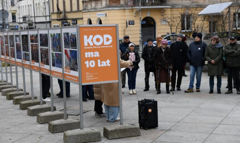 Fot.: FB/KOD - Zdewastowana wystawa „10 lat KOD” na placu Literatów w Kielcach.