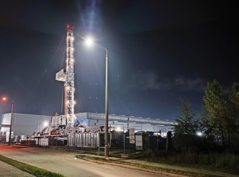 Energia spod Końskich? Odwiert geotermalny przekroczył półmetek Fot.: Scrin YouTube/Odwiert geotermalny w Końskich przekroczył połowę planowanej głębokości. Miasto liczy na ciepło z wnętrza ziemi.