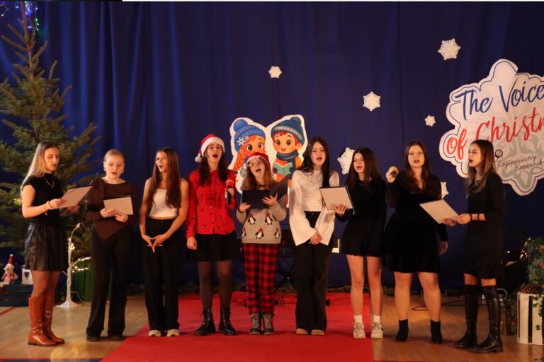 Fot.: UM Kielce/Uczestnicy IV Międzyszkolnego Konkursu Piosenki Europejskiej „Rozśpiewany Kopernik – The Voices of Christmas!” w Zespole Szkół Ekonomicznych w Kielcach.