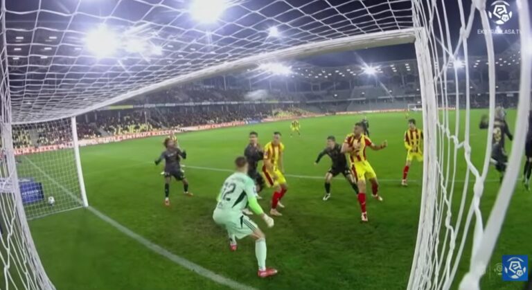 Dramatyczna końcówka w Kielcach. Korona remisuje z Wisłą 1:1 Zdjęcie piłkarzy Korony Kielce ze spotkania z Wisłą Płock