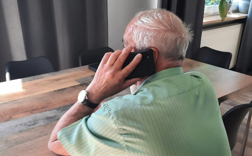 „Mamo, spowodowałam wypadek”. Telefon grozy w Masłowie! Oszuści odegrali przed seniorką z Masłowa dramat z płaczem i groźbami, bo chcieli wyłudzić 250 tys. zł.