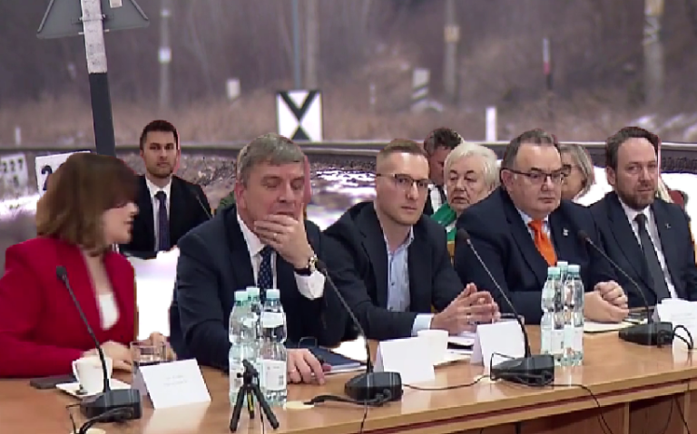 Kielce-Staszów-Połaniec: PKP PLK buduje 5 nowych przystanków Historyczna chwila w Starostwie Powiatowym w Staszowie. Przedstawiciele PKP PLK i samorządowcy ogłaszają plan przywrócenia ruchu pasażerskiego, który ma stać się kołem zamachowym dla lokalnej gospodarki.