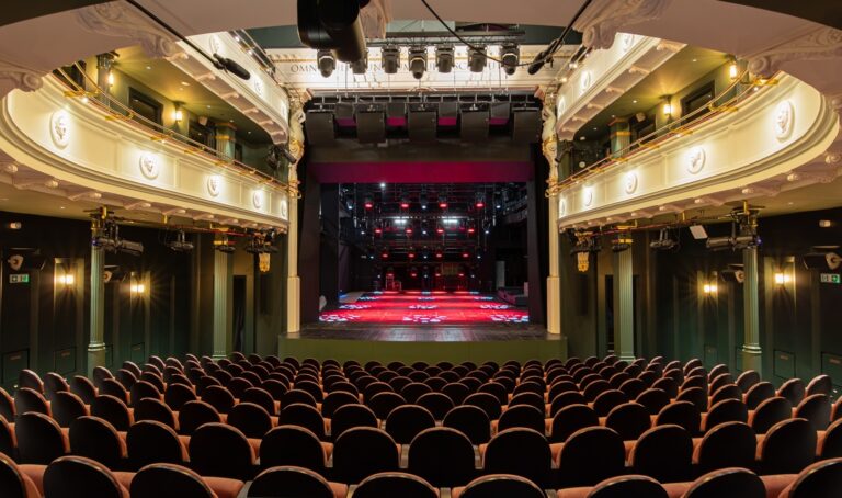 Konflikt o kielecki teatr! Ministerstwo grozi wycofaniem dotacji Fot.: Teatr/Teatru im. Stefana Żeromskiego w Kielcach jest obecnie areną nie tylko artystycznych, ale przede wszystkim polityczno-prawnych sporów na linii Kielce-Warszawa.