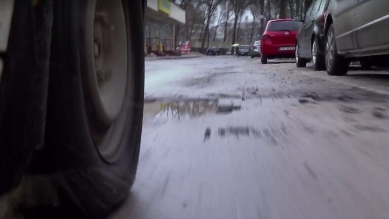 Fatalny stan kieleckich ulic po roztopach. Kierowcy liczą straty u mechaników Głębokie wyrwy w asfalcie na kieleckich ulicach zmuszają kierowców do niebezpiecznego manewrowania i prowadzą do kosztownych wizyt w serwisach.