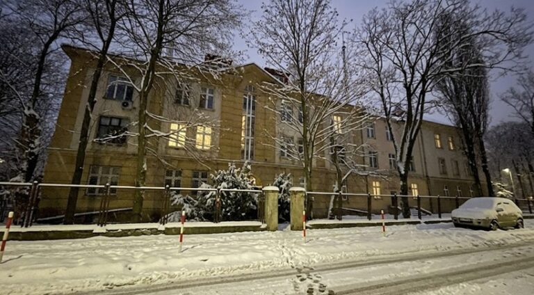 Opustoszały teren przy ul. Langiewicza od lat czeka na zagospodarowanie.