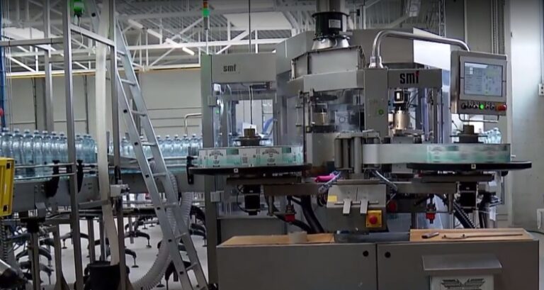 Nowoczesna linia produkcyjna w Wełczu. To tutaj bije dziś serce marki Buskowianka, pozwalając na ekspansję wody mineralnej na półki największych sieci handlowych w Polsce.