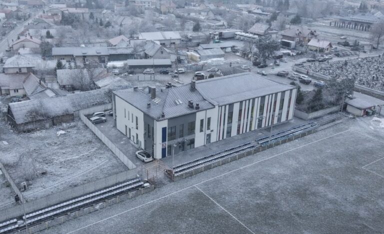 Nowo otwarte centrum w Daleszycach oferuje pełnowymiarowe boisko oraz nowoczesne sale prób dla lokalnych artystów i zespołów ludowych.