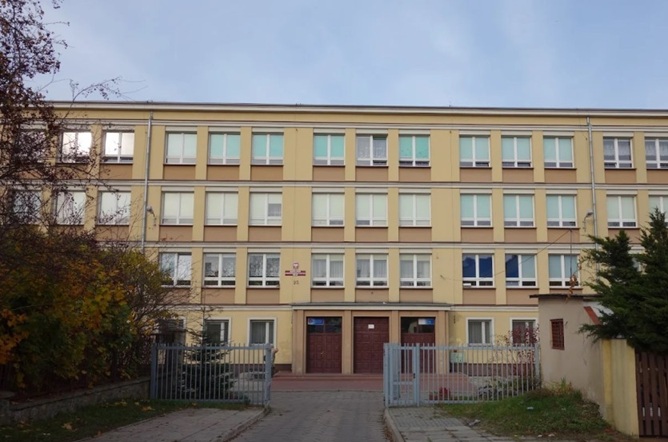 Akcja chemików w kieleckiej podstawówce. Zawinił telefon W Szkole Podstawowej nr 13 w Kielcach interweniowała Specjalistyczna Grupa Ratownictwa Chemicznego. Powodem była uszkodzona bateria w telefonie.