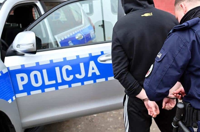 Trzeci zatrzymany po meczu z Koroną. Kryminalni identyfikują uczestników awantury Policja w Radomiu zatrzymała kolejnego uczestnika zamieszek na stadionie Radomiaka. 47-latek odpowie za wtargnięcie na murawę