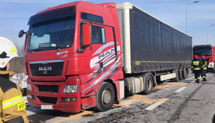 Pożar ciężarówki na S7. Utrudnienia w ruchu koło MOP Suchedniów Fot.: PSP Skarżysko-Kamienna/Pożar ciężarówki na S7 koło MOP Suchedniów. Zapaliła się turbina ciągnika siodłowego. Ruch w kierunku Kielc odbywa się jednym pasem ruchu.