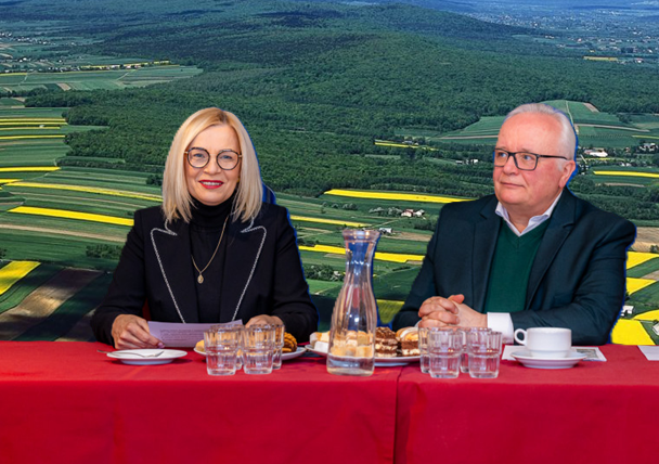 10 gmin, jeden cel. Miliony na turystykę nad Wisłą! Marszałek Renata Janik wraz z włodarzami 10 gmin podczas narady w Muzeum Zamkowym w Sandomierzu dotyczącej utworzenia Sandomiersko-Nadwiślańskiego Parku Krajobrazowego.