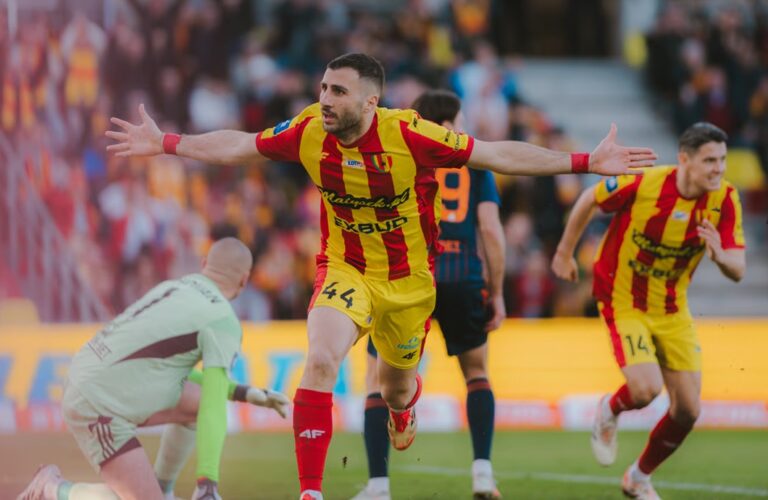 Fot.: Korona Kielce/Radość piłkarzy Korony po jednym z goli. To zwycięstwo smakuje wyjątkowo, biorąc pod uwagę długi czas oczekiwania na komplet punktów na własnym obiekcie.