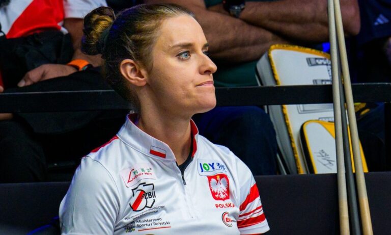 Fot.: FB/Katarzyna Wesołowska, reprezentująca FORTIS Bilard Kielce, wraz z Wojciechem Szewczykiem i Danielem Maciołem świętuje historyczny tytuł wicemistrzów świata wywalczony w Las Vegas.