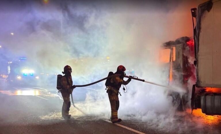 Fot.: PSP/Akcja gaśnicza na trasie S7. Strażacy walczą z ogniem, który objął naczepę ciężarówki oraz infrastrukturę drogową na wysokości Tokarni.