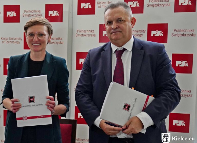Prezydentka Kielc Agata Wojda oraz prof. Grzegorz Świt podczas podpisania umowy o współpracy. W tle prezentacja nagrodzonych prac studenckich, które mogą stać się inspiracją dla zmian w kieleckim centrum.