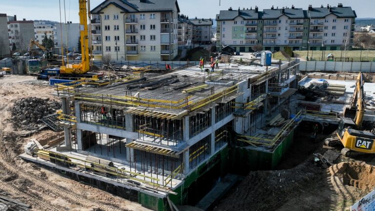 Fot.: UMK/Plac budowy przy ul. Puscha w Kielcach. Wykonawca zakończył prace nad halą garażową i drugą kondygnacją, osiągając blisko jedną trzecią zaplanowanych robót przy pierwszym z sześciu budynków KTBS.