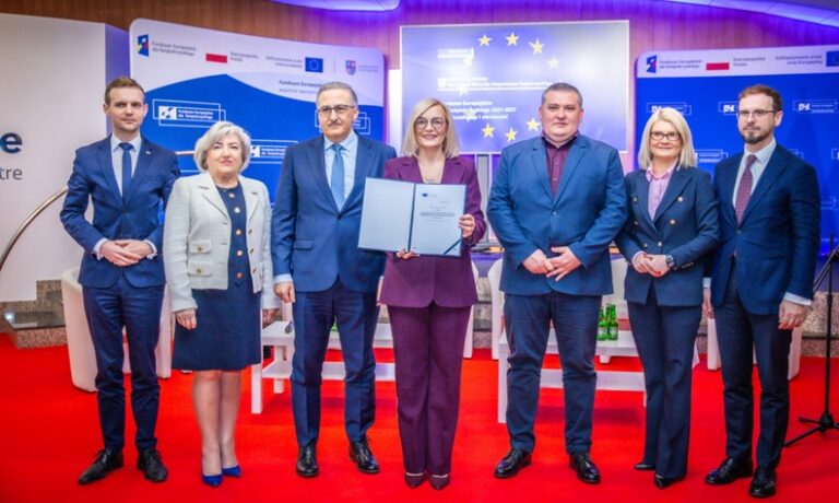 Fot.: UMWŚ/Marszałek Renata Janik podczas konferencji w Targach Kielce ogłosiła uruchomienie ponad 600 mln zł z Funduszy Europejskich na kluczowe inwestycje dla województwa świętokrzyskiego.