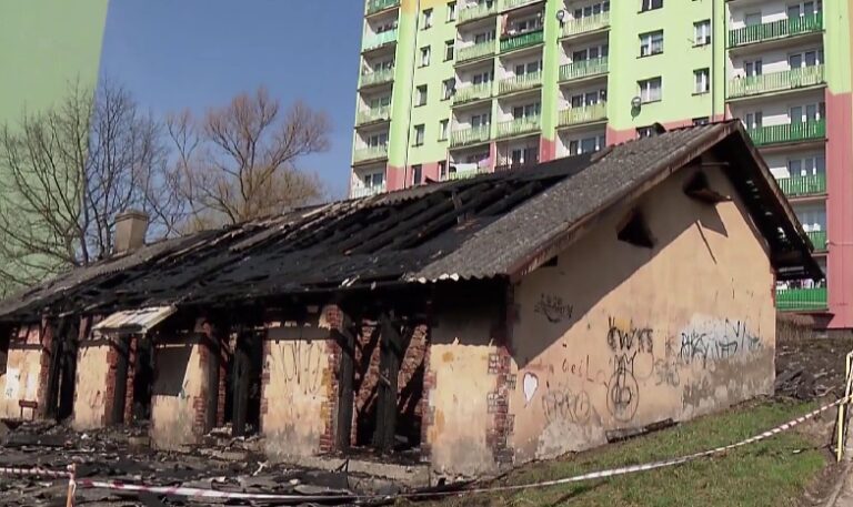 Wypalona konstrukcja budynku gospodarczego w Starachowicach; strażacy walczyli z ogniem, który mógł przenieść się na sąsiednie bloki.