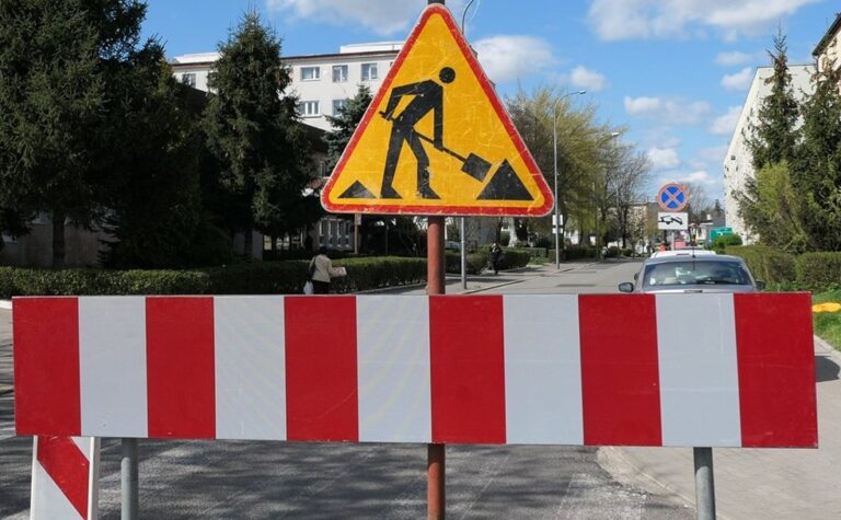 Ekipy budowlane firmy STRABAG rozpoczną we wtorek naprawę nawierzchni na odcinku od ul. Seminaryjskiej do Prostej; utrudnienia potrwają do kwietnia.