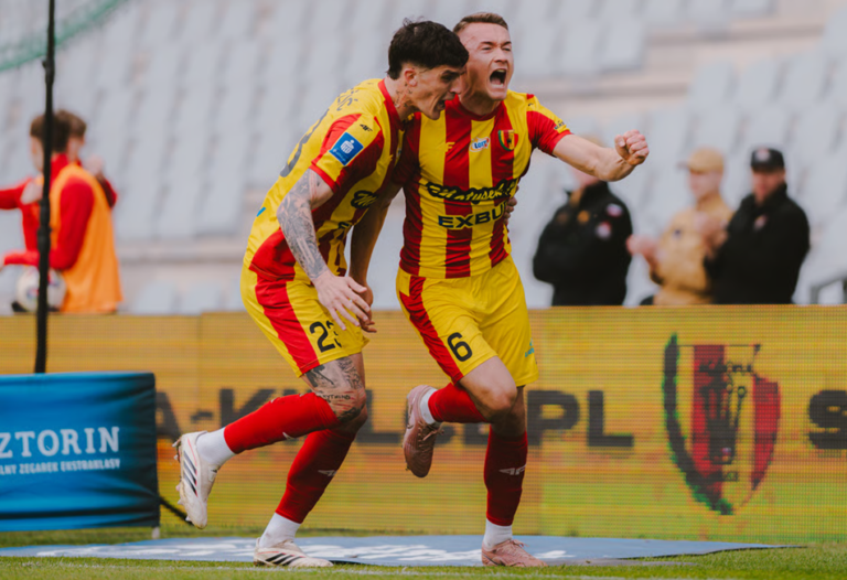 Fot.: Korona Kielce/Radość piłkarzy Korony Kielce po zwycięstwie 3:0 nad Arką Gdynia. Złocisto-Krwiści zaprezentowali świetną formę przed własną publicznością, sprawiając prezent urodzinowy trenerowi Jackowi Zielińskiemu.