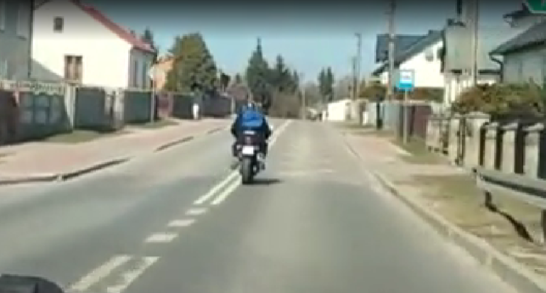 Fot.: Policja Świętokrzyska/Motocyklista pędził przez Gowarczów ponad 130 km/h i próbował uciekać przed policją. Został zatrzymany po pościgu w Opocznie.
