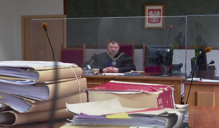 Sąd Rejonowy w Kielcach uznał Wiktora M. winnym obu zarzucanych mu czynów. Sprawca musi zapłacić nawiązkę na rzecz ofiar przestępstw.