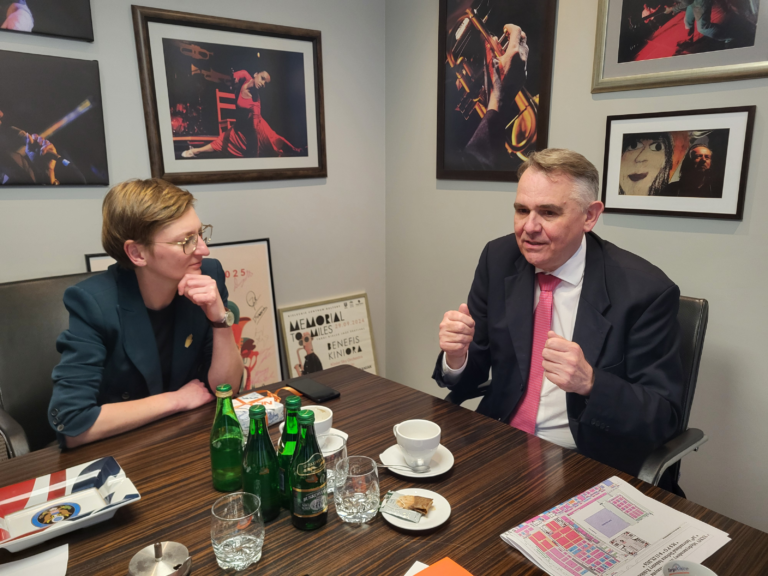 Fot.: UMK/Spotkanie Prezydentki Kielc Agaty Wojdy z Ambasadorem Jennesem de Molem w Targach Kielce; rozmowy dotyczyły gospodarki, obronności i mobilności miejskiej.