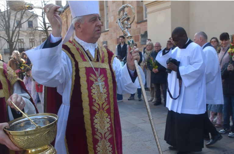 Fot.: Kuria/Tegoroczna Niedziela Palmowa, pod przewodnictwem biskupa Jana Piotrowskiego, zgromadziła rekordową liczbę mieszkańców regionu, inaugurując obchody Wielkiego Tygodnia. Dla chrześcijan ten tydzień jest najważniejszy...