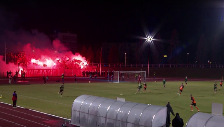 Fot.: KPP/Zamieszki podczas meczu Star Starachowice - KSZO Ostrowiec. Policja zatrzymała 6 osób, które staną przed sądem w trybie przyspieszonym. Przerwane ogrodzenia i dym z rac na stadionie.