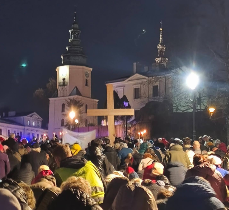 Fot.: FB/ Kielce po raz kolejny stały się świadkiem przejmującej manifestacji wiary. Mimo pędu codzienności i licznych kontrowersji przetaczających się przez region, setki mieszkańców zatrzymały się, by wspólnie rozważać mękę Pańską.